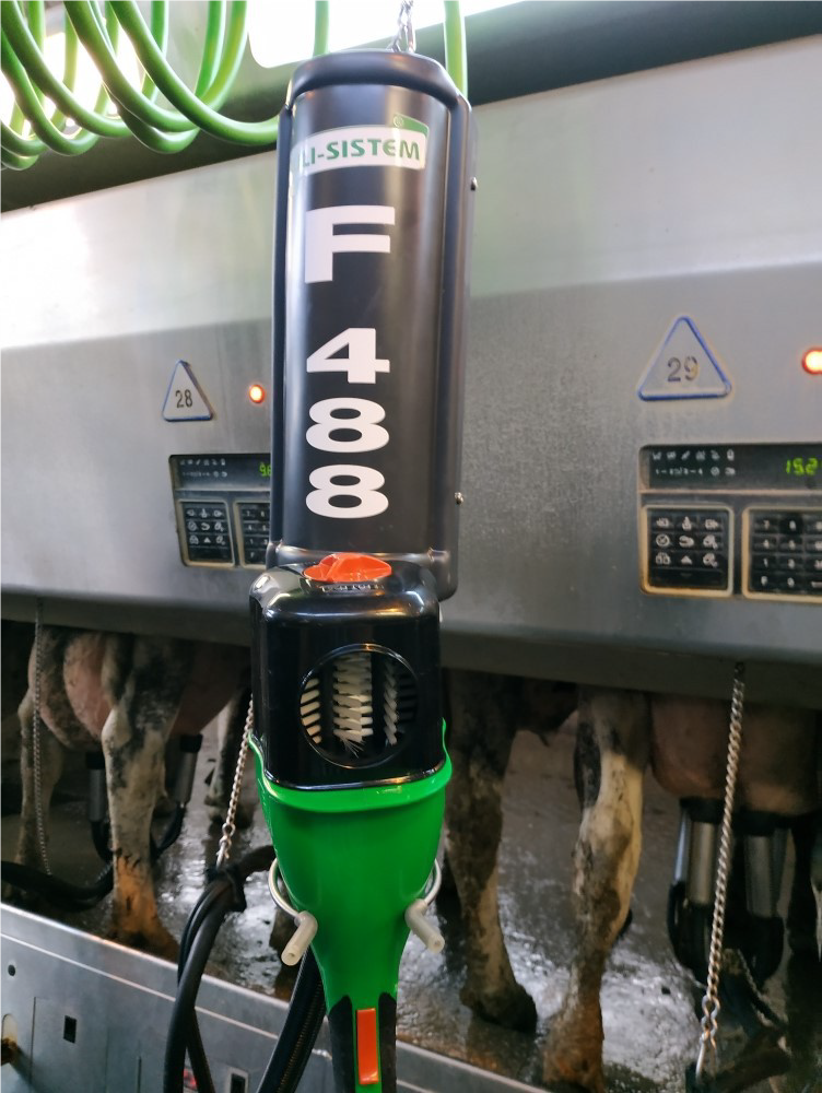 Автоматическая система обработки сосков вымени у коров перед началом доения